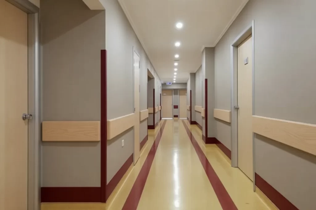 Отбойная доска из ЛДСП в современном офисном коридоре — производство ЭЛТЕТЕ